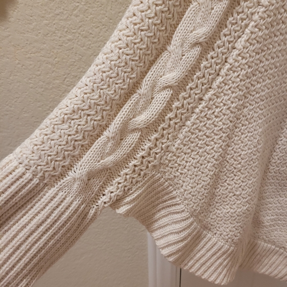 UGG shrug Sweater Xl cable knit. - Picture 3 of 3